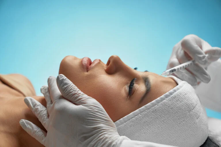 Botox no rosto: Para que serve, benefícios e preço. 1 cosmetic botox injection female forehead