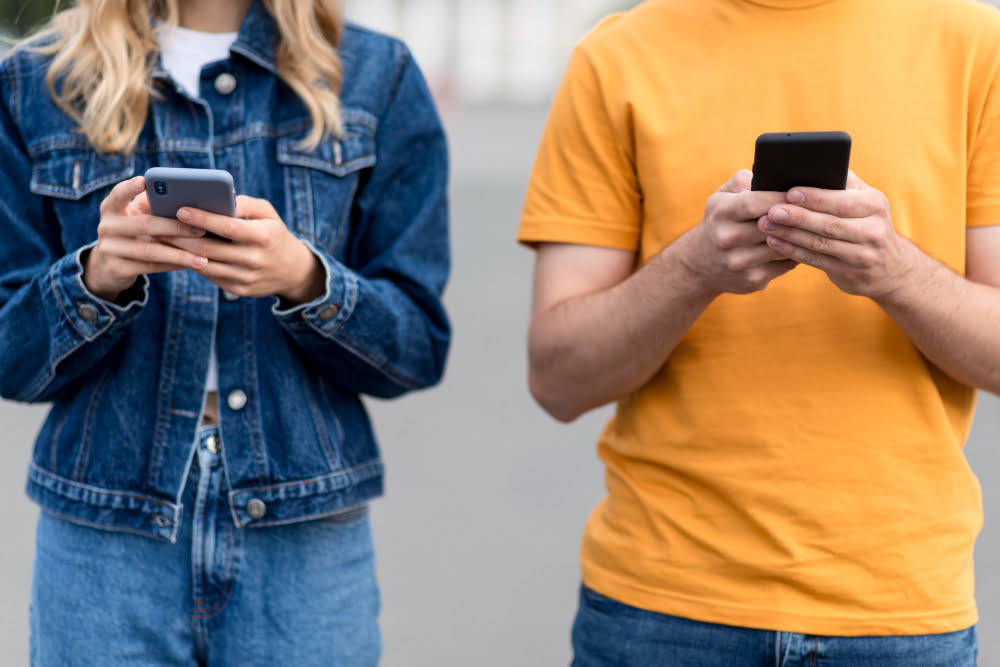 Quais as Melhores Marcas de Celulares? 4 pessoas usando telefones celulares